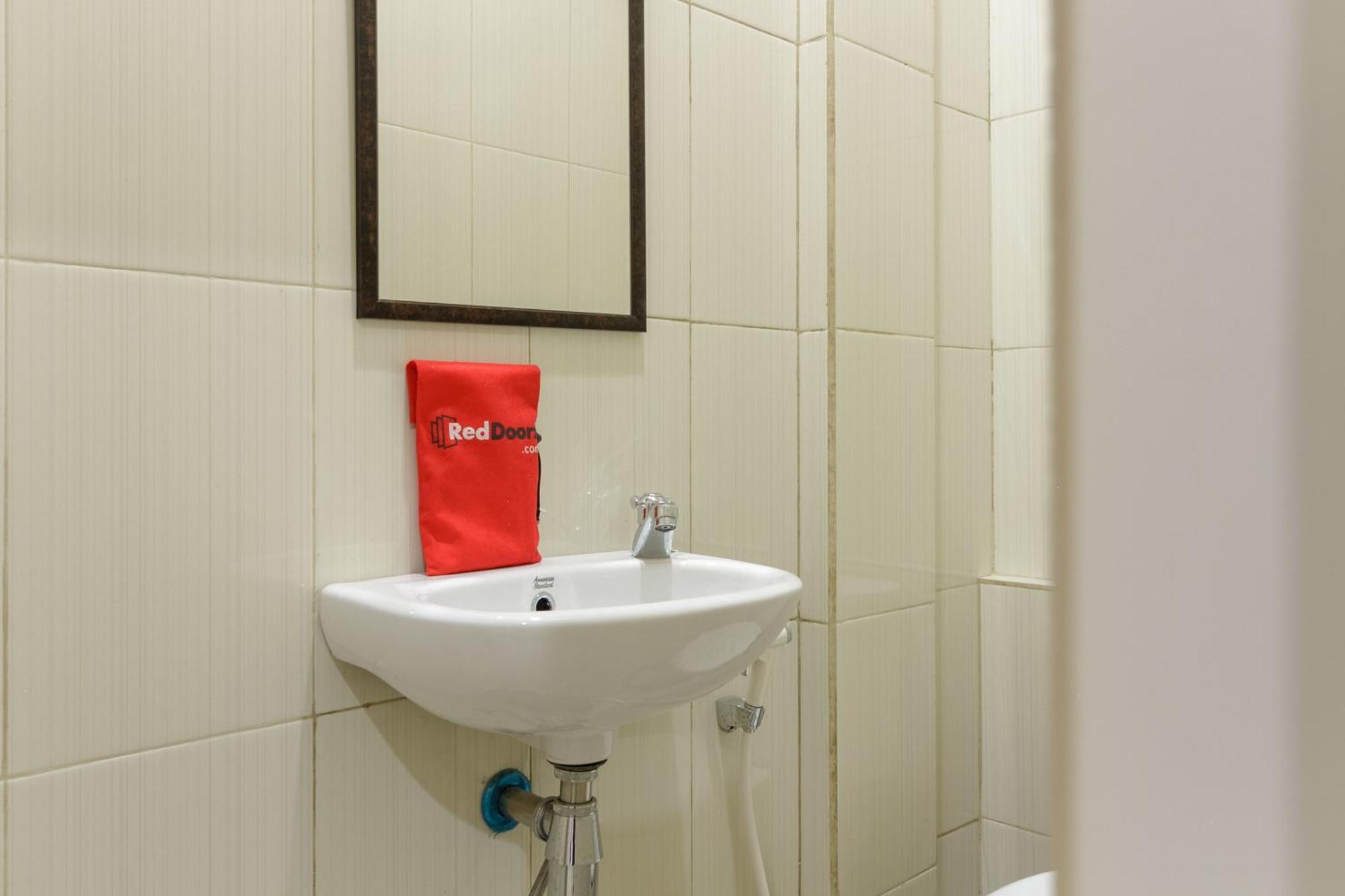 Reddoorz Near Puri Indah Mall Jakarta Eksteriør billede