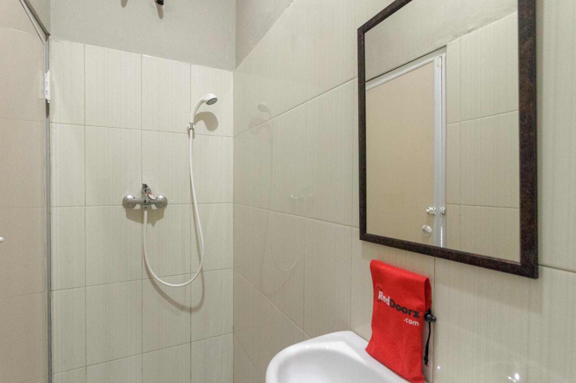 Reddoorz Near Puri Indah Mall Jakarta Eksteriør billede
