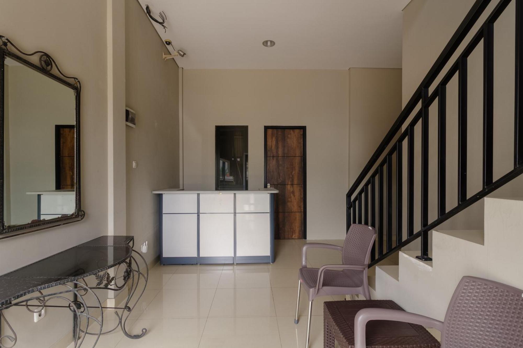 Reddoorz Near Puri Indah Mall Jakarta Eksteriør billede