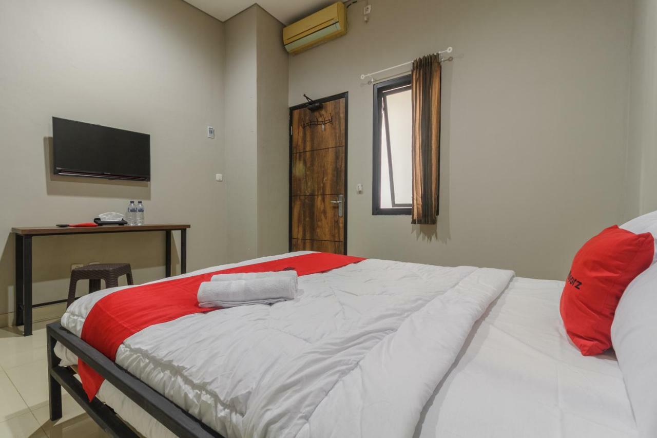 Reddoorz Near Puri Indah Mall Jakarta Eksteriør billede